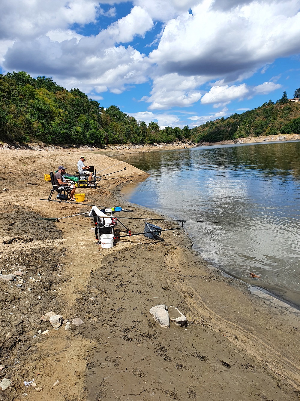 Installation sur une bande de sable au milieu de la vase